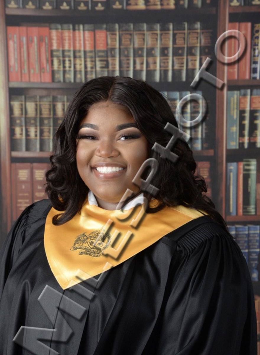 lovelylaysia_'s tweet photo. 2 years ago, I never thought I’d be here✨👩🏽🎓; senior portraitsss😍💖
#earlygraduate https://t.co/r10Gs0s9ZR