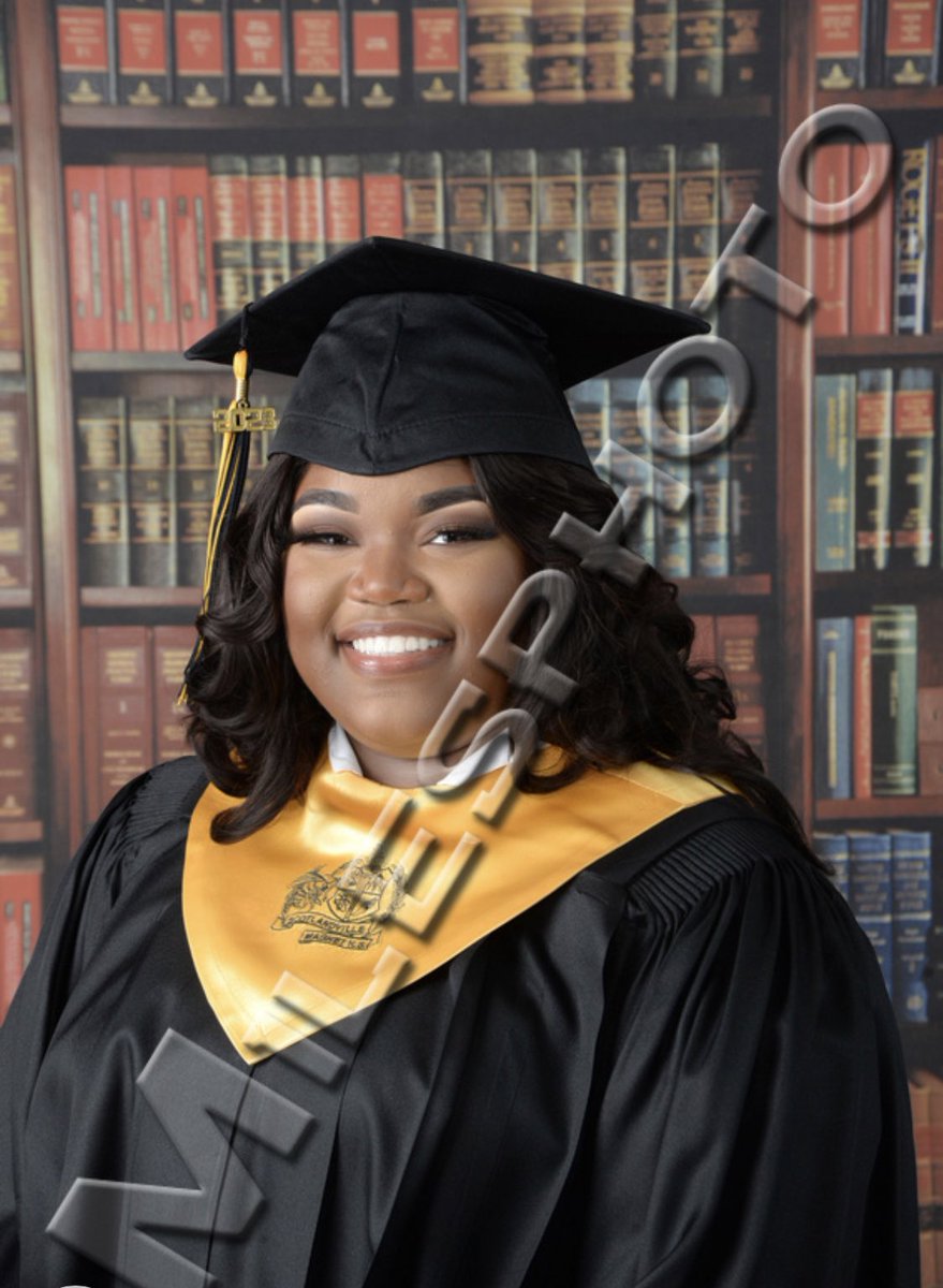 lovelylaysia_'s tweet photo. 2 years ago, I never thought I’d be here✨👩🏽🎓; senior portraitsss😍💖
#earlygraduate https://t.co/r10Gs0s9ZR