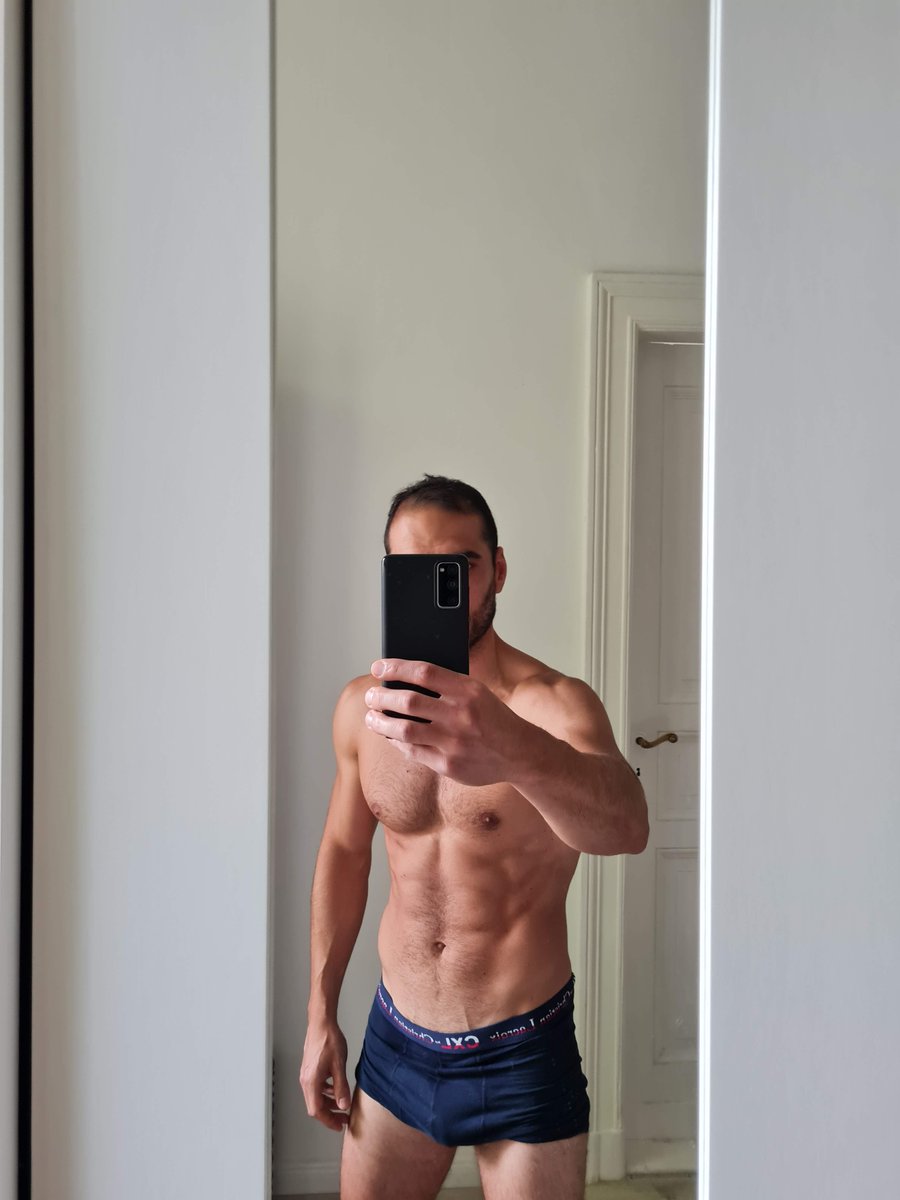 FreeHonestMan's tweet photo. If you don't feel comfortable changing your body from slim to muscular, it's normal. People will challenge you, tease you, make fun of you, pull you back into the crabs bucket. Don't give a damn, continue and trust the rewards of delayed gratification. https://t.co/mirpJMt2mE