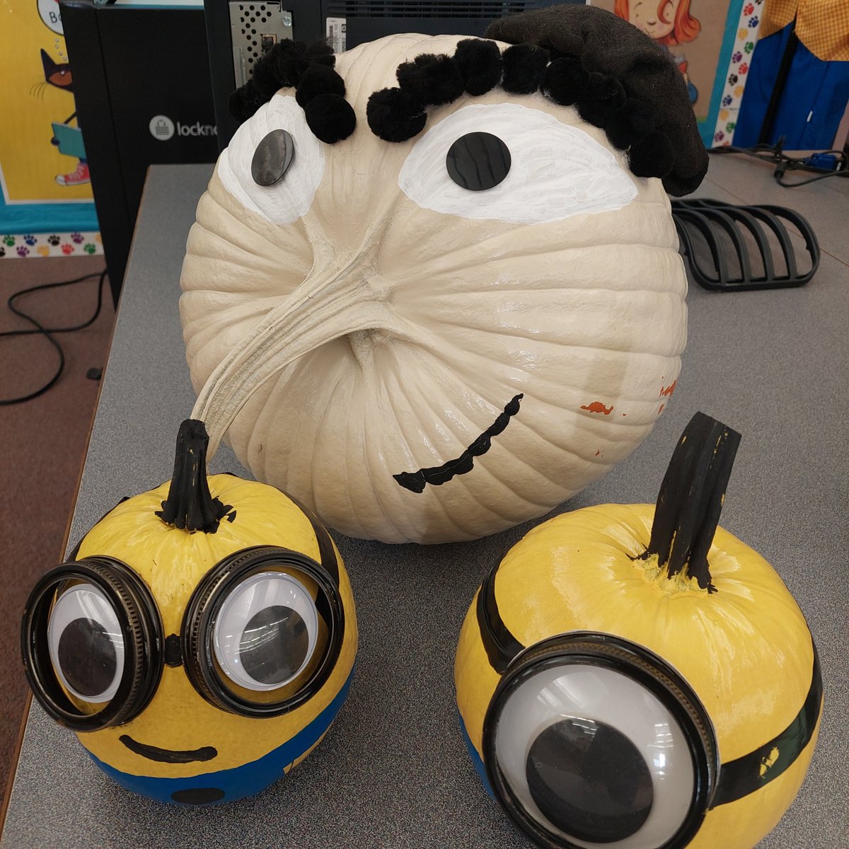 CathyBreisacher's tweet photo. It's that time of year again! Kids are starting to drop off pumpkins in the library that are decorated like book characters! 🎃 @Tigerwires https://t.co/EyFus1tYsL