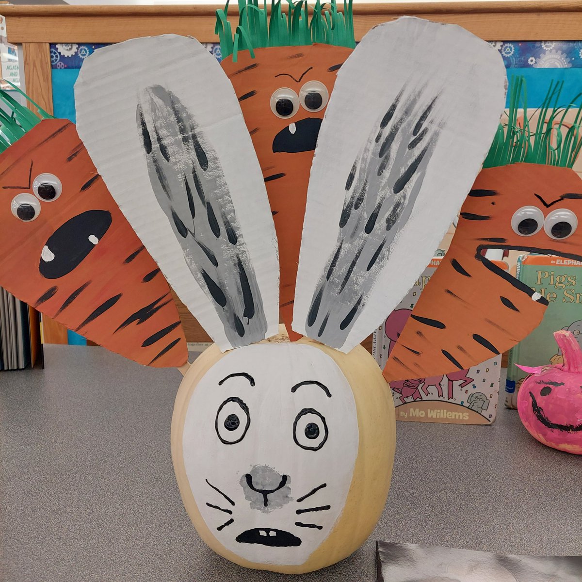 CathyBreisacher's tweet photo. It's that time of year again! Kids are starting to drop off pumpkins in the library that are decorated like book characters! 🎃 @Tigerwires https://t.co/EyFus1tYsL