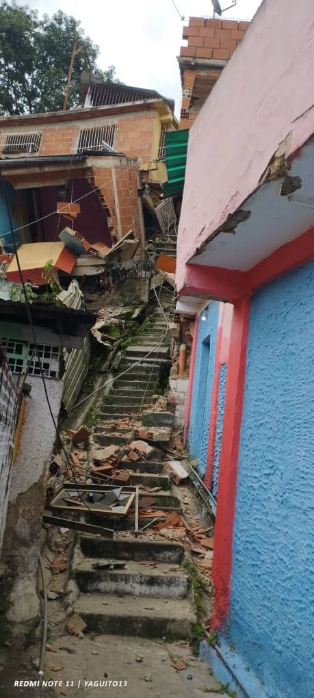 800Noticias_'s tweet photo. #24Oct | 🚨SE DESPLOMARON viviendas en la parroquia 23 de Enero por deslizamientos de tierra. 

¡Imágenes de impacto! 

🌐Más información en https://t.co/v3O763cCX4 https://t.co/EOAI1BwNNj