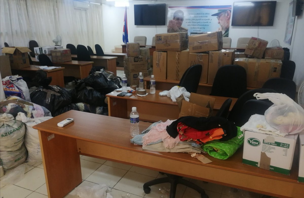 Siguen llegando donaciones a la sede nacional de los #CDRCuba. Muy pronto estarán en manos de personas damnificadas. #Cuba #SomosDelBarrio #SoyCederista