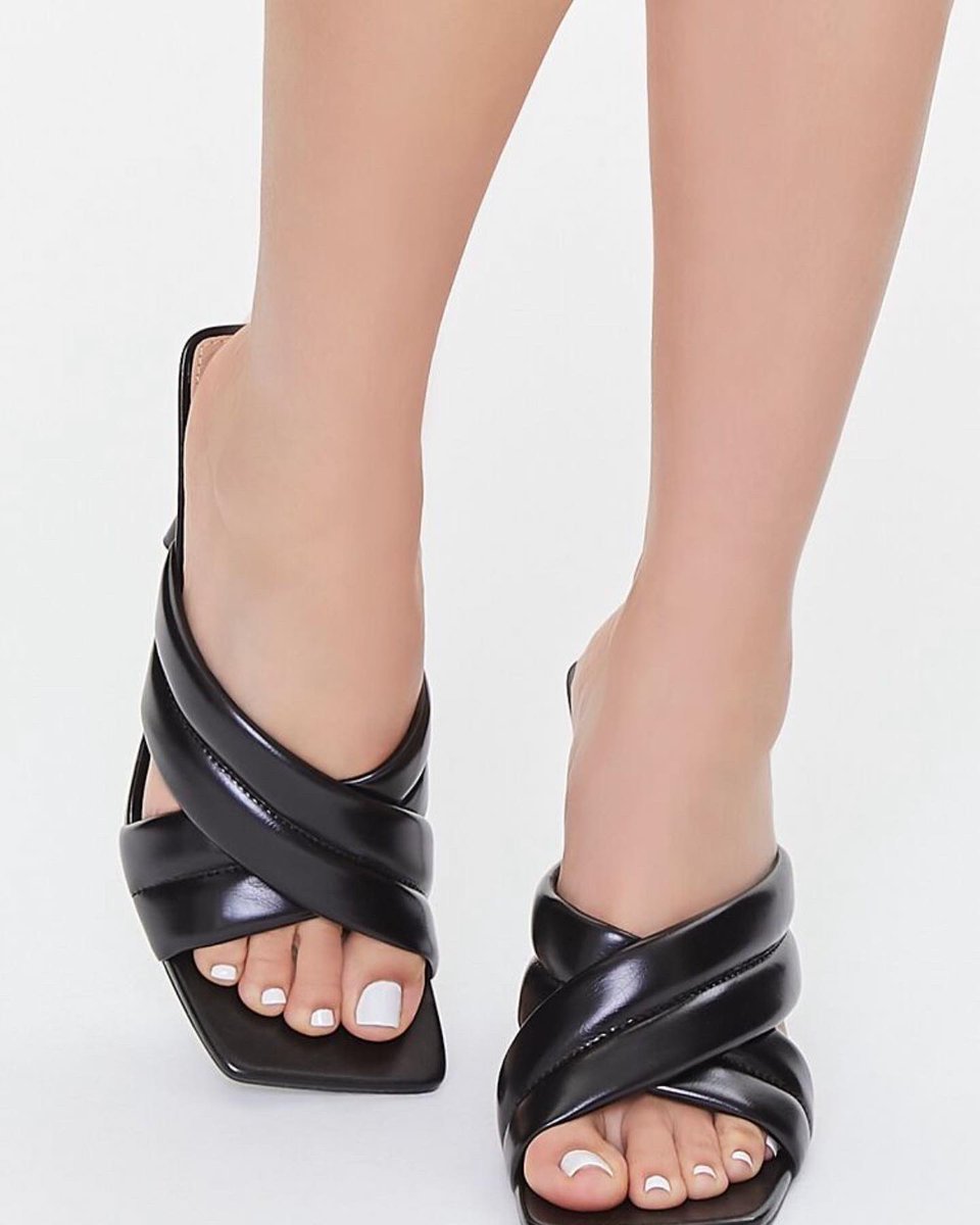 ChicClosetng's tweet photo. CROSS BLACK LEATHER SANDALS 

SIZE: 38
PRICE: 12,500 https://t.co/u3yxtYRx6Y