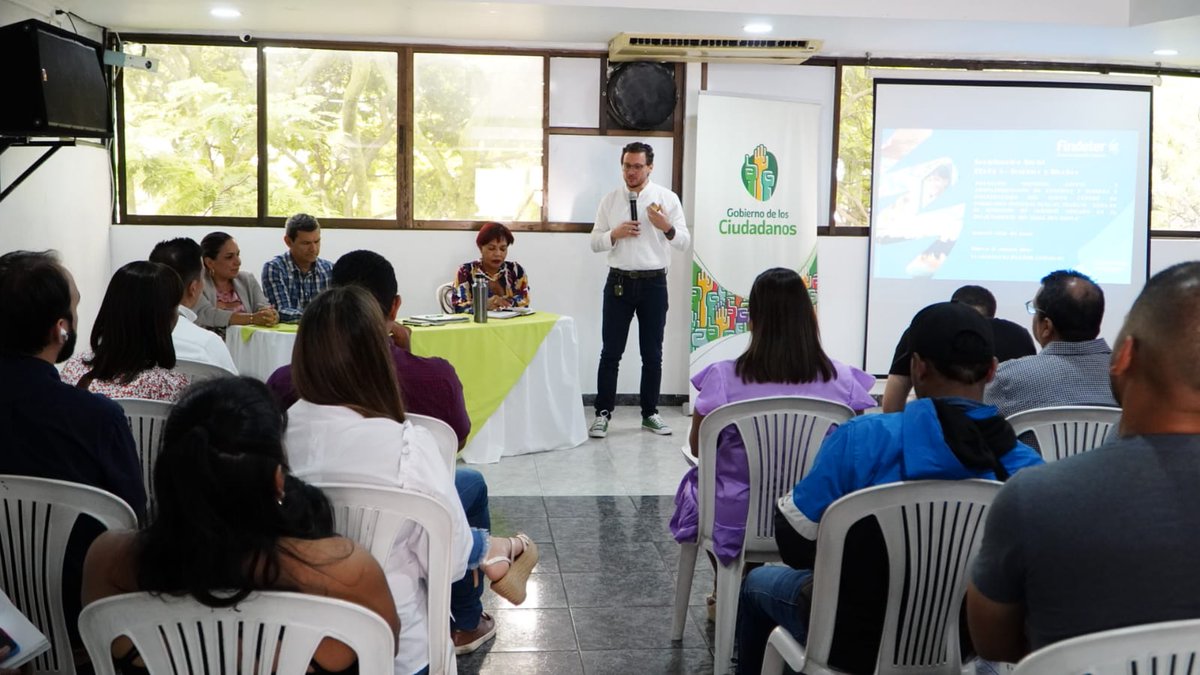SENA_RValle's tweet photo. #AEstaHora se socializa el proyecto de obra de la nueva sede del @SENA_RValle #Jamundí a toda la comunidad. En este espacio para la revisión, ajuste y complementación de los estudios y diseños del proyecto, también hace presencia el alcalde de este Municipio, @FelipRamirez_. https://t.co/LtQIFe083y