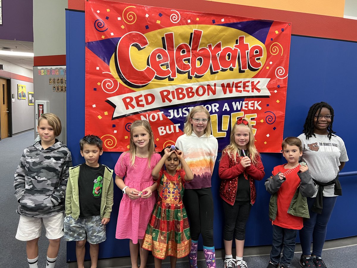 thompsliveskind's tweet photo. Kicking off #RedRibbonWeek with prizes and sporting red to pledge our commitment to making healthy choices for our bodies! #bearsshine ⁦@bears4thgrade⁩ ⁦@Mosleykids⁩ ⁦@BennettBears⁩ https://t.co/Wdn9rbGvsP