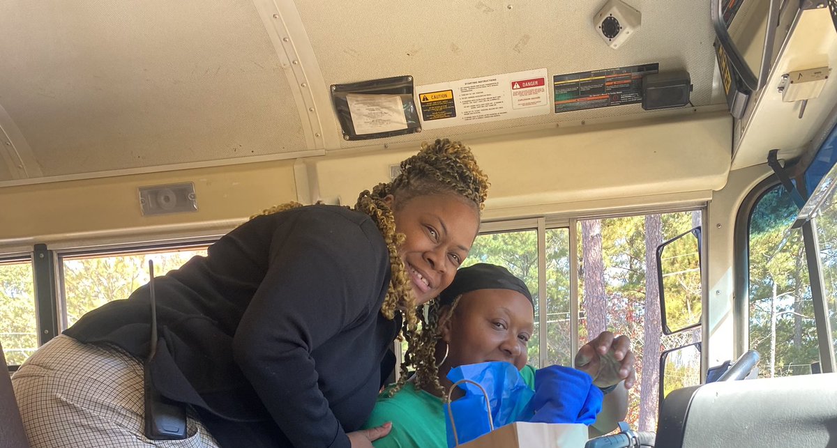Marquila4's tweet photo. APRES Bus Drivers are EXTRAORDINARY and greatly appreciated @RandolphDolphin  @MWilson_APRES @Franchesca_Warr @RonMaxwellFCS1 https://t.co/JJoCwQHqnZ