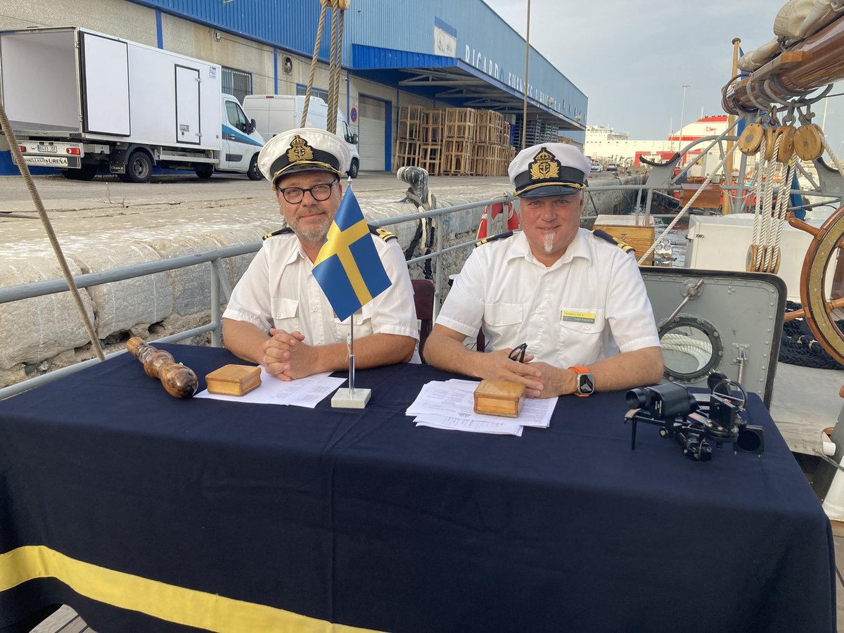 PeterJeppsson's tweet photo. Specialistofficerskadetter mönstrat ombord Falken för 3 veckor sjömanskaps-navigations-praktisk ledarskap. Resan går från Cadiz i Spanien till Las Palmas med stopp Madeira &amp; Teneriffa. Eleverna började med äntring av topparna, sedan mottaga skeppsnummer #svfm #föpol #säkpol https://t.co/WJSScD9aik