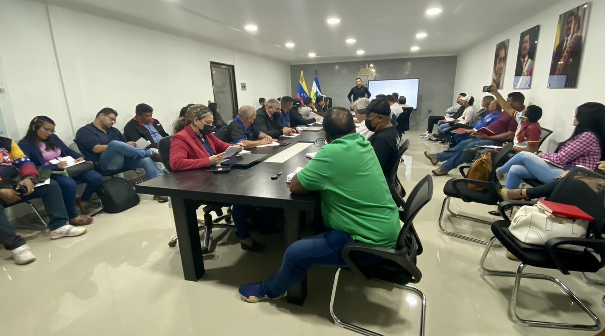 Hoy #24Oct lunes de trabajo con nuestro gabinete ampliado. Todo el equipo de gobierno con un solo objetivo: Mejorar la calidad de vida de todos los guariqueños y guariqueñas. No descansamos para responder de manera efectiva a las necesidades del pueblo.

#VenezuelaVamosPaLante
