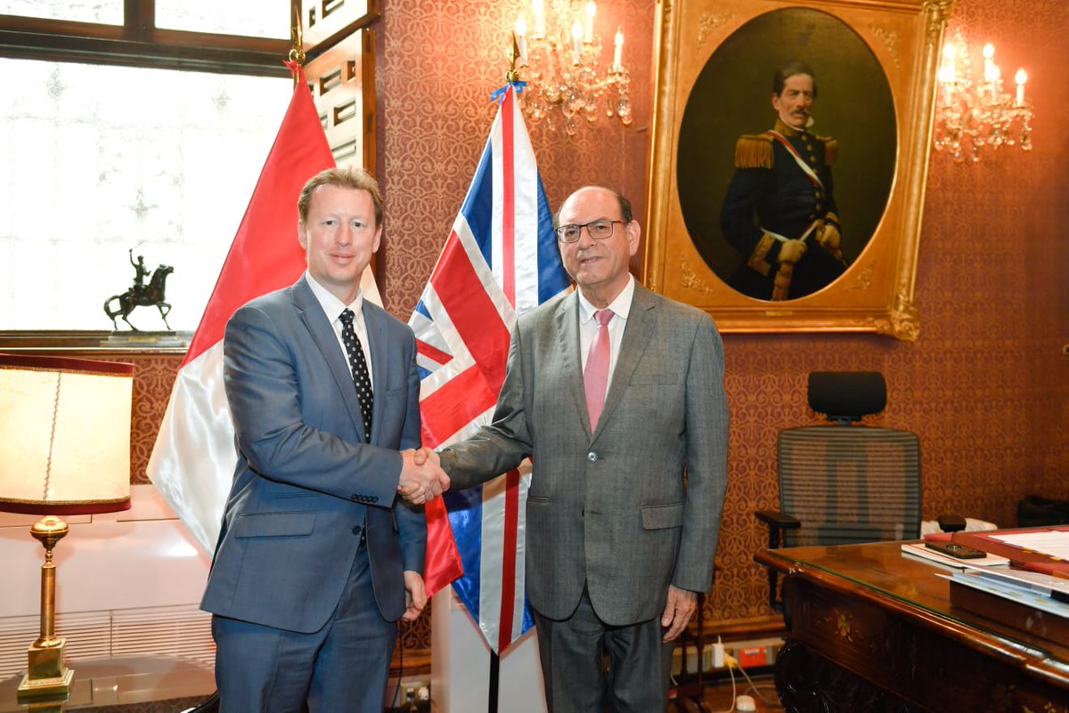 Canciller <a href="/CesarLanda0/">César Landa</a> recibió al embajador británico Gavin Cook, a quien agradeció la exención de visas para viajes de corta duración a ciudadanos peruanos que visiten ese país, lo que contribuiría a dinamizar el turismo y los contactos de negocios.