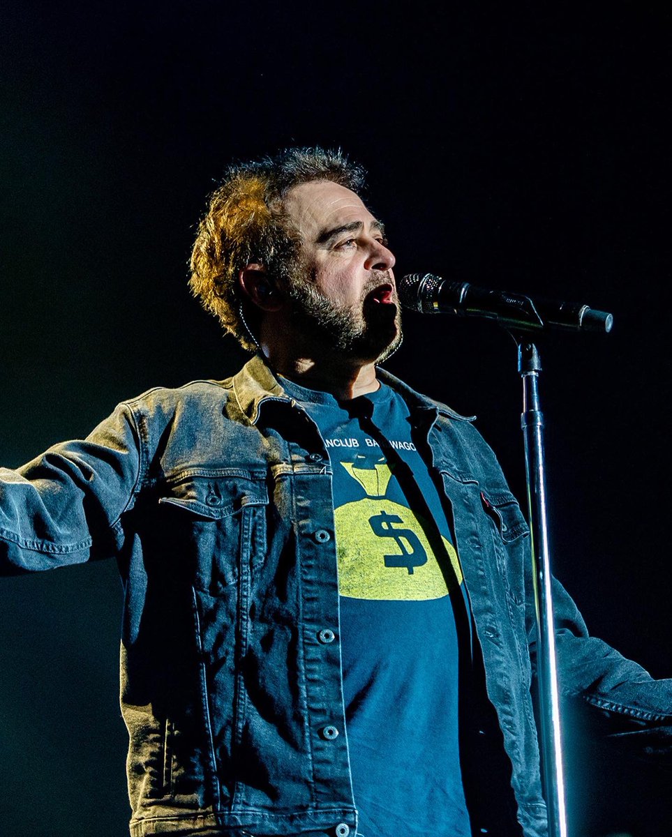 AFASLive's tweet photo. Fans hebben vanavond genoten van de @CountingCrows die met hun #ButterMiracle tour ook langs #AFASLive kwamen 🧈🤩
De band, met zanger Adam Duritz, weet alle nummers prachtig uit te voeren en het publiek heeft van elke seconde genoten ✨ Wel thuis lieve fans!
📸 door @DammanPhoto https://t.co/hoZO6GnN3n
