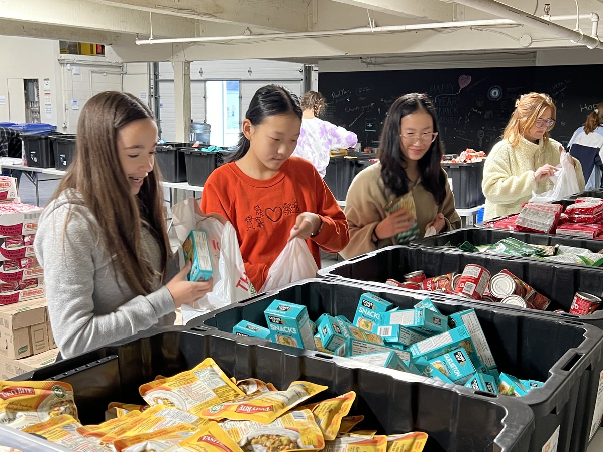 YorkHouseSchool's tweet photo. Our amazing students, parents and teachers lived out 'Not For Ourselves Alone' at @BPBuddies_. This was a student-led initiative ran by our Community Service Captains, and 1000 bags were packed for children in need. YHS is proud to support such a brilliant organization💚💛 #myYHS https://t.co/204ewr8vTj