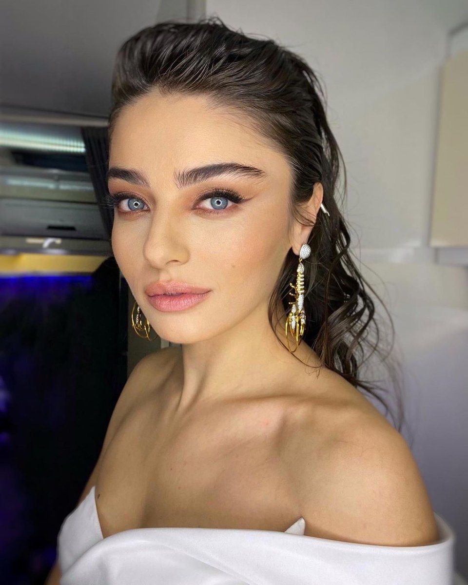Ayça Ayşin Turan, 30 yaşında. 🥂