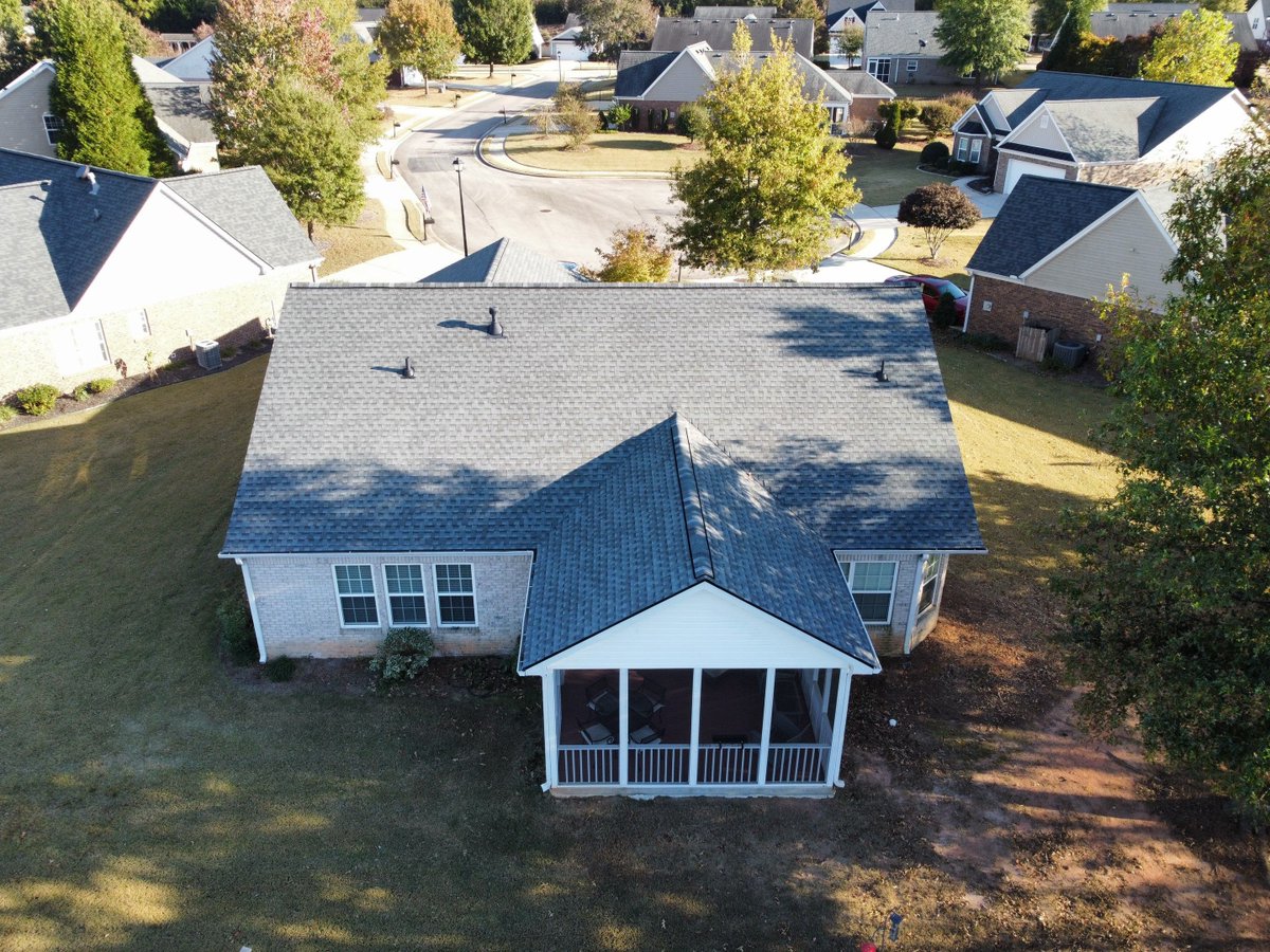 ProShieldGA's tweet image. BIG shout out to our lady Mrs Davies in Jefferson.  Her new Pewter Gray is a great look. From a fallen satellite dish to new roof…we are always happy to help. 🙌🙌🙌

Call the Pros at SkyShield anytime:

678-722-8904
Info@skyshieldroofing.net