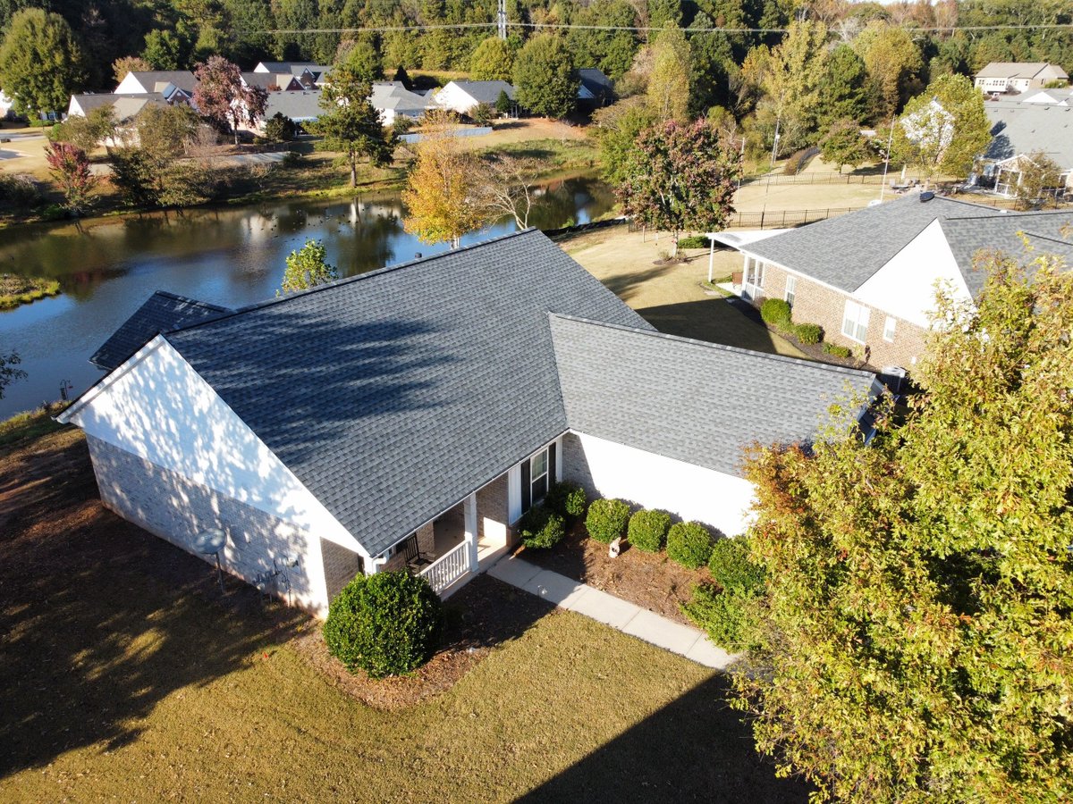 ProShieldGA's tweet image. BIG shout out to our lady Mrs Davies in Jefferson.  Her new Pewter Gray is a great look. From a fallen satellite dish to new roof…we are always happy to help. 🙌🙌🙌

Call the Pros at SkyShield anytime:

678-722-8904
Info@skyshieldroofing.net