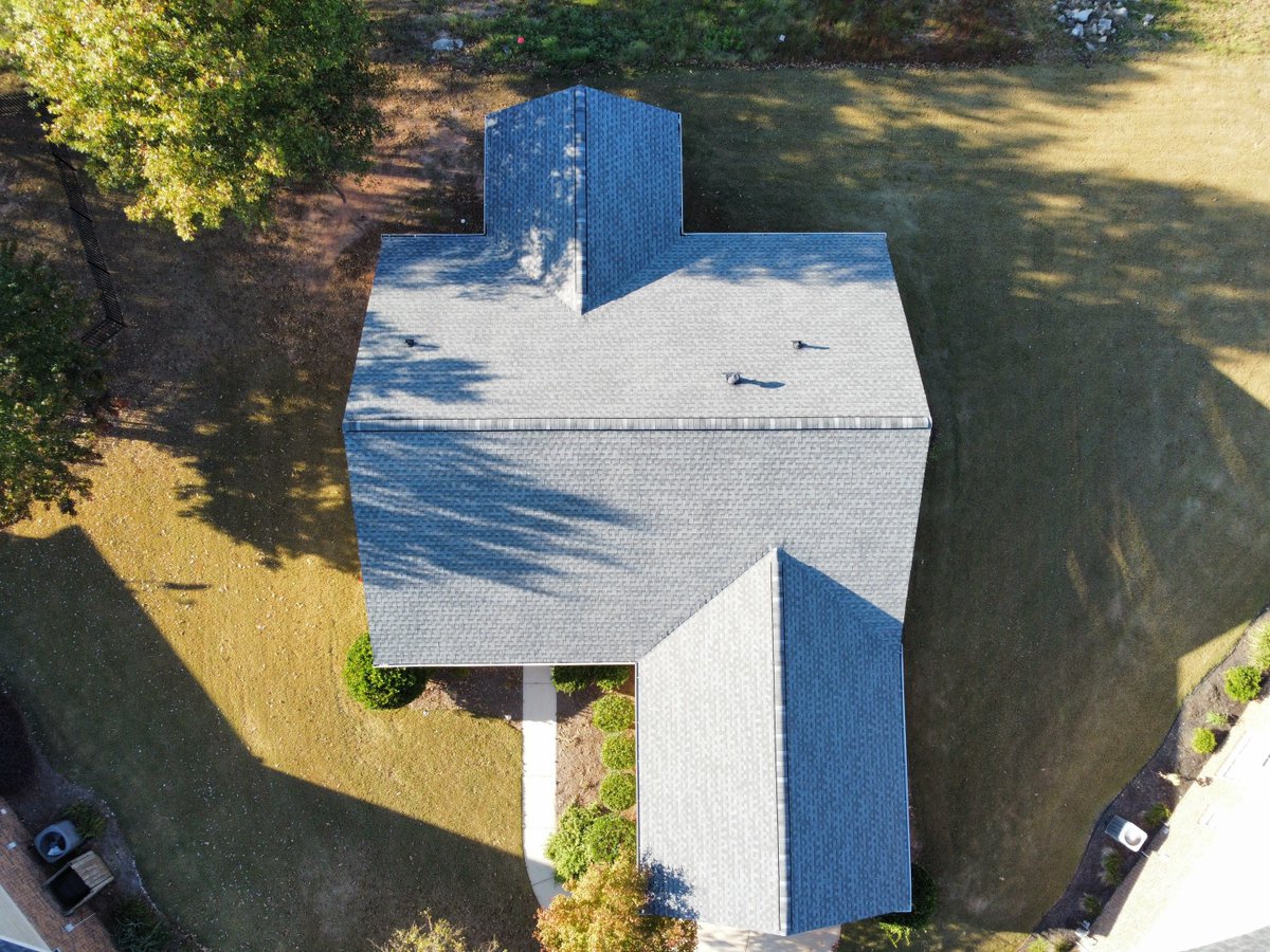 ProShieldGA's tweet image. BIG shout out to our lady Mrs Davies in Jefferson.  Her new Pewter Gray is a great look. From a fallen satellite dish to new roof…we are always happy to help. 🙌🙌🙌

Call the Pros at SkyShield anytime:

678-722-8904
Info@skyshieldroofing.net