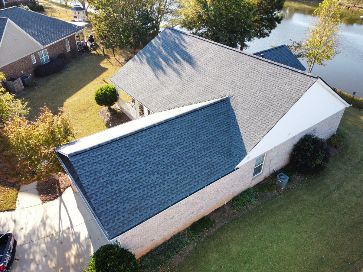 ProShieldGA's tweet image. BIG shout out to our lady Mrs Davies in Jefferson.  Her new Pewter Gray is a great look. From a fallen satellite dish to new roof…we are always happy to help. 🙌🙌🙌

Call the Pros at SkyShield anytime:

678-722-8904
Info@skyshieldroofing.net
