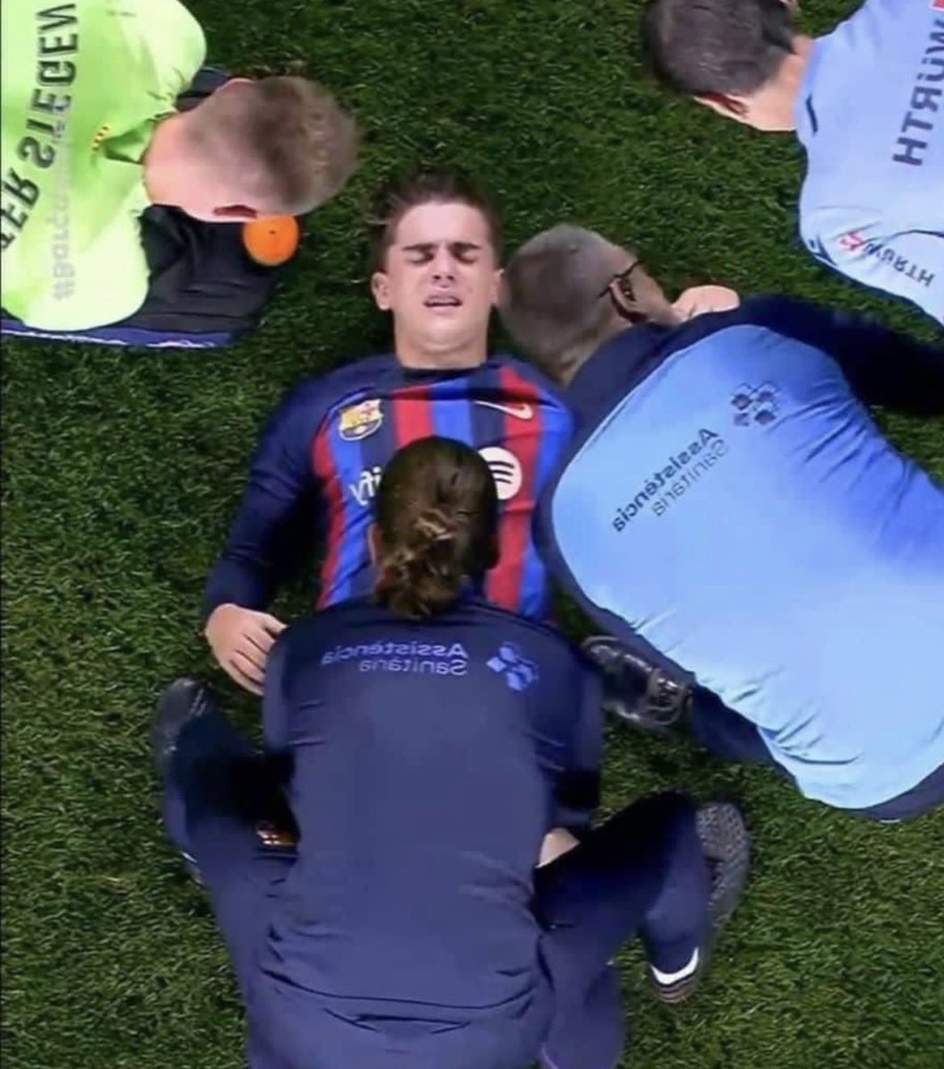 FootballMemes55's tweet photo. What is going on here😂 https://t.co/gZJOrkDEET