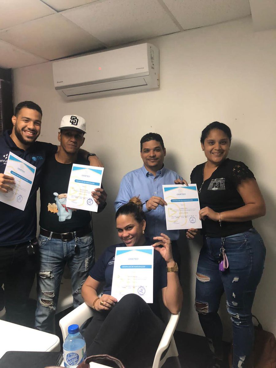 cedetecivirtual's tweet photo. El prof. César José Guzmán en representación de CEDETECI hace entrega de certificados a los participantes en el curso de Office 

#cedetecicapacita
#cedeteciesinnovación 
#certificadoscedeteci
#officecedeteci
#cedeteciforma https://t.co/NruZEqisFD