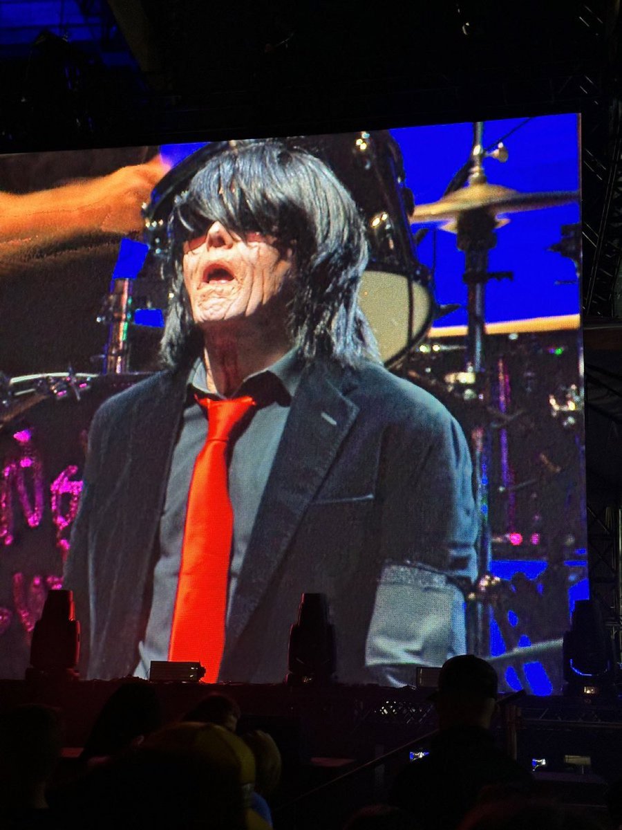 _atresa's tweet photo. old lady from spongebob + michael jackson = gerard way at #WhenWeWereYoungFest #WWWYfest https://t.co/bHxImm8Tg4