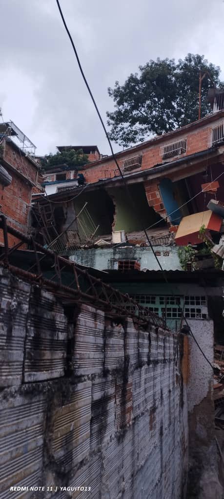 PreysyPerez's tweet photo. Al menos 10 casas colapsaron en el 23 de enero debido las fuertes lluvias. Fotos: Cortesía #24Oct https://t.co/Ufpgo8iKYf
