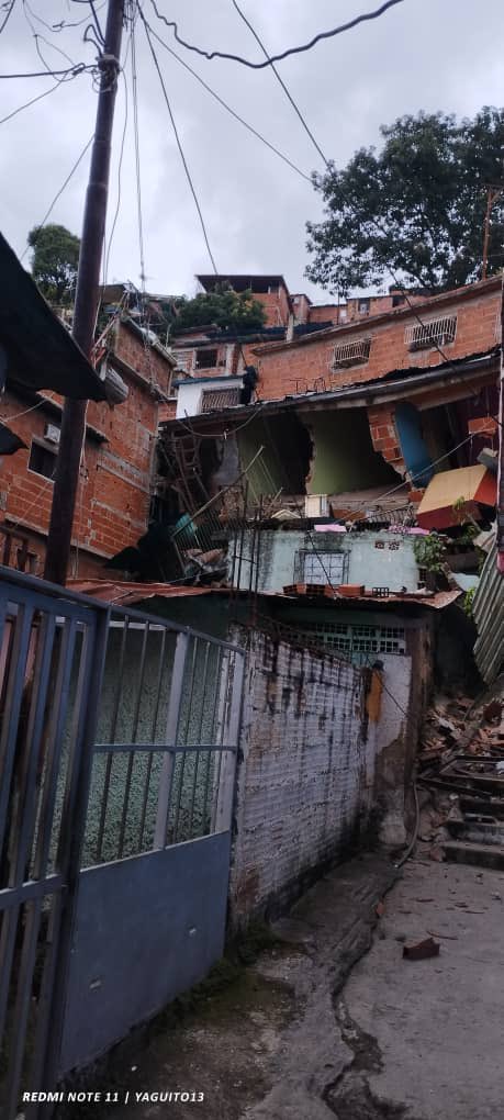 PreysyPerez's tweet photo. Al menos 10 casas colapsaron en el 23 de enero debido las fuertes lluvias. Fotos: Cortesía #24Oct https://t.co/Ufpgo8iKYf