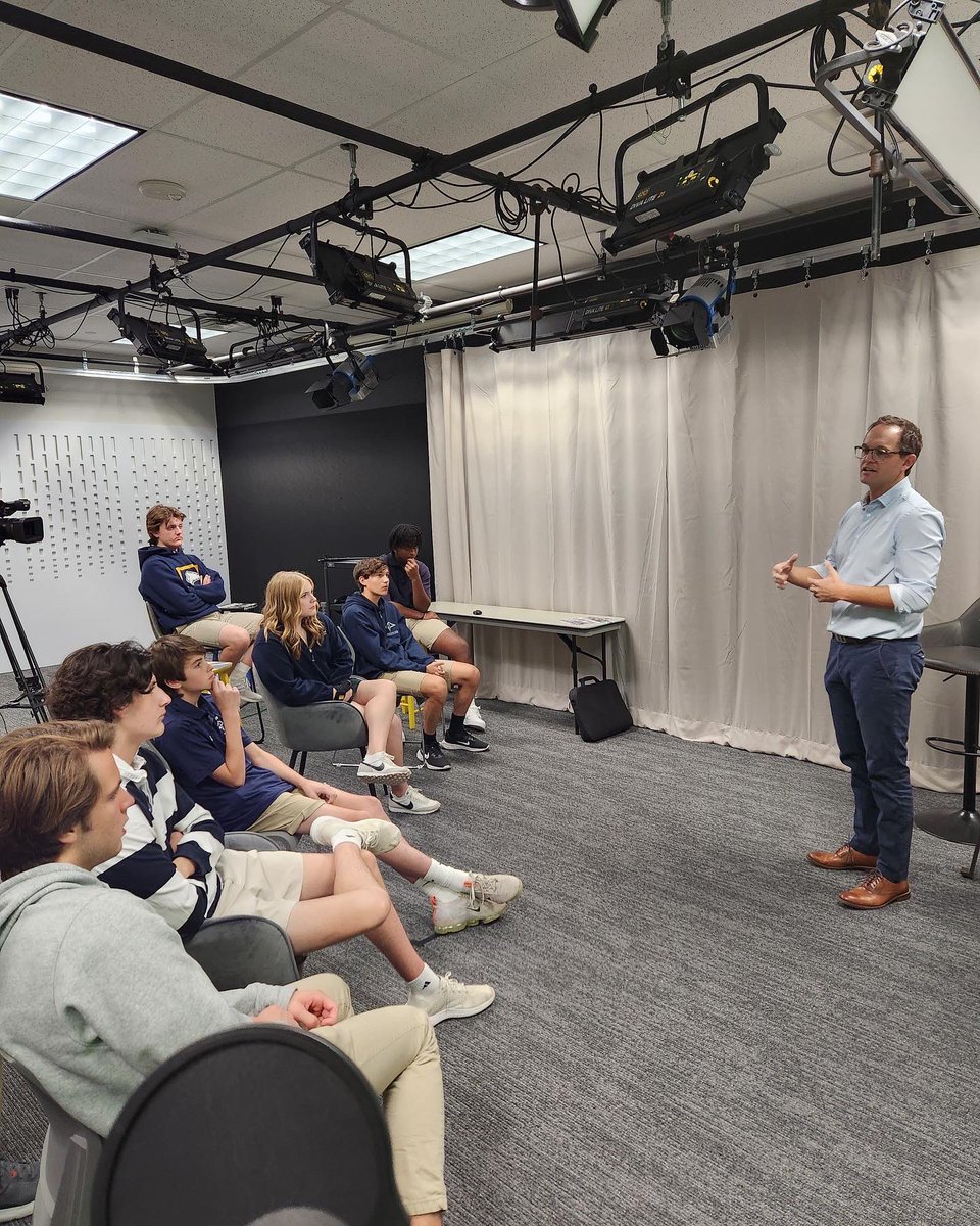 PrestonwoodPCA's tweet photo. Thank you to @NBCDFWSports broadcaster, @PatDoneyNBC5, for sharing w/ our Film &amp; Broadcast about his broadcasting journey, best way to cultivate a journalism career &amp; the camp he’s hosting at TCU in collaboration with the Texas Rangers, Dallas Cowboys and NBC 5. #faithfilledlions https://t.co/hsVVwF8ftT