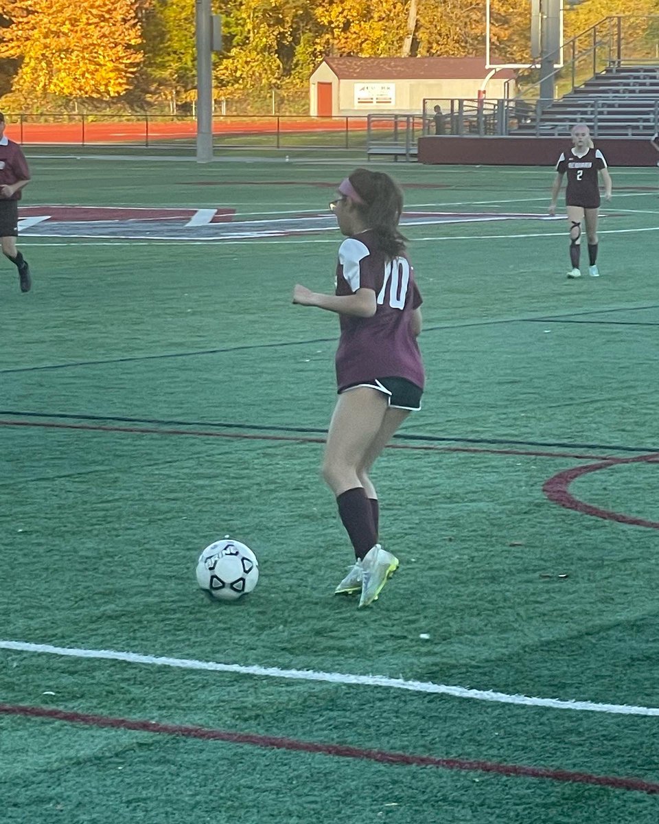 NewarkAthletics's tweet photo. Mod Girls Soccer host Mynderse on the turf. ๐ฆ #GoREDS #GREATTEAMATES https://t.co/YNjIWodk6Q