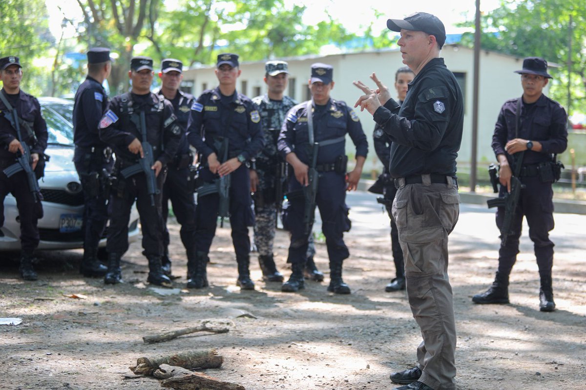 ANSPSV's tweet photo. 40 policías inician el segundo Curso Táctico de la Fuerza y Sobrevivencia Policial, impartido por instructores de @ITTAonline. ITTA esta conformado por policías de Chicago EE.UU que por solidaridad con @PNCSV imparten este curso a sus colegas de El Salvador. https://t.co/vyyKIj7AUF