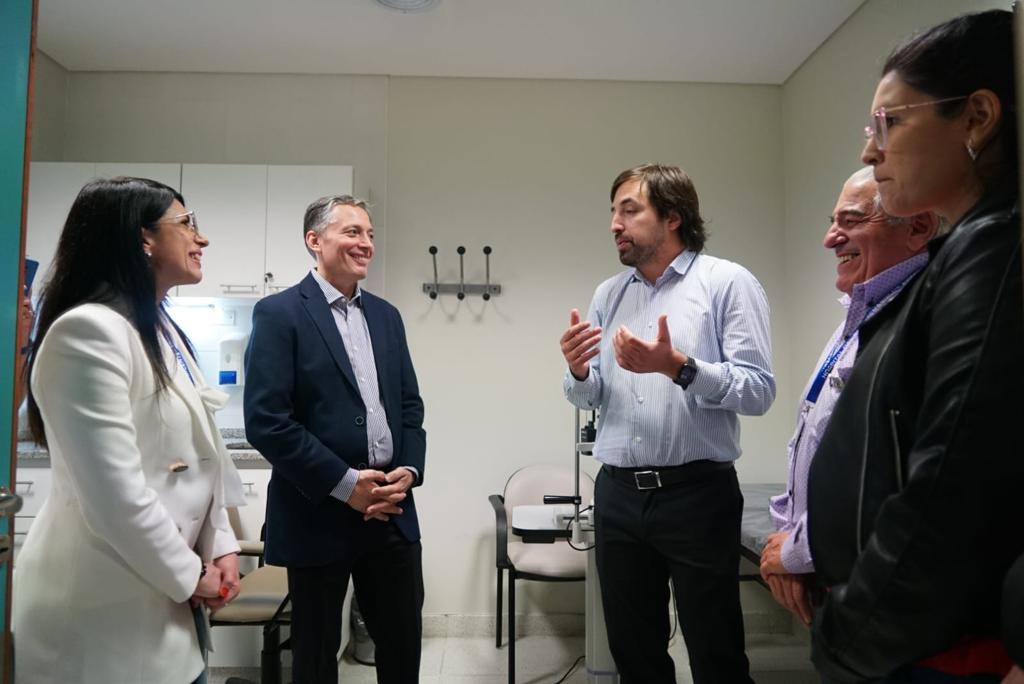 fernandogray's tweet photo. 3. Los nuevos consultorios contarán con un tomógrafo de coherencia óptica, lámparas de hendiduras, un autorefractómetro, un tonómetro, oftalmología binocular indirecta y diferentes tipos de láser, entre otros equipamientos. https://t.co/fiWX8XFqIX