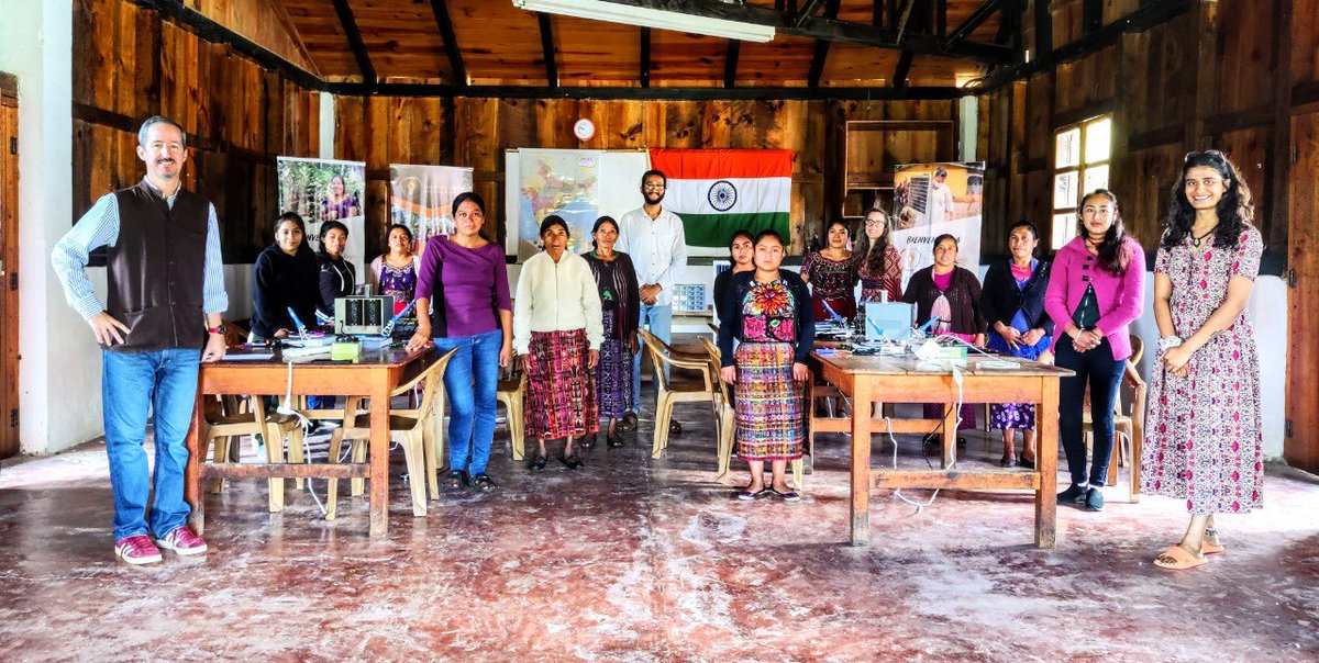 WFPGuatemala's tweet photo. #AlianzasWFP 🧩| Junto a @BarefootCollege empoderamos mujeres a través de cursos sobre energía solar 🔌☀️⚡️

11 mujeres indígenas del occidente de Guatemala iniciaron su proceso de formación.

#MujeresSolares 👩🏾‍🌾☀️ https://t.co/rDqOA9EpAu