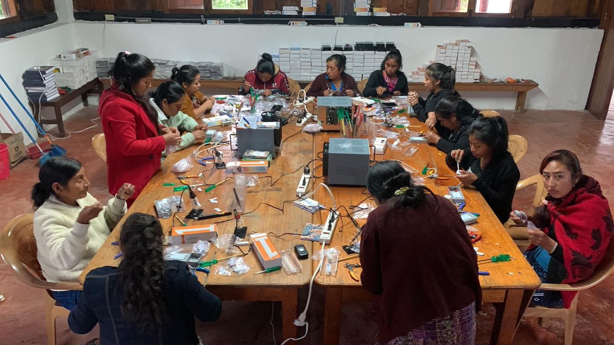 WFPGuatemala's tweet photo. #AlianzasWFP 🧩| Junto a @BarefootCollege empoderamos mujeres a través de cursos sobre energía solar 🔌☀️⚡️

11 mujeres indígenas del occidente de Guatemala iniciaron su proceso de formación.

#MujeresSolares 👩🏾‍🌾☀️ https://t.co/rDqOA9EpAu