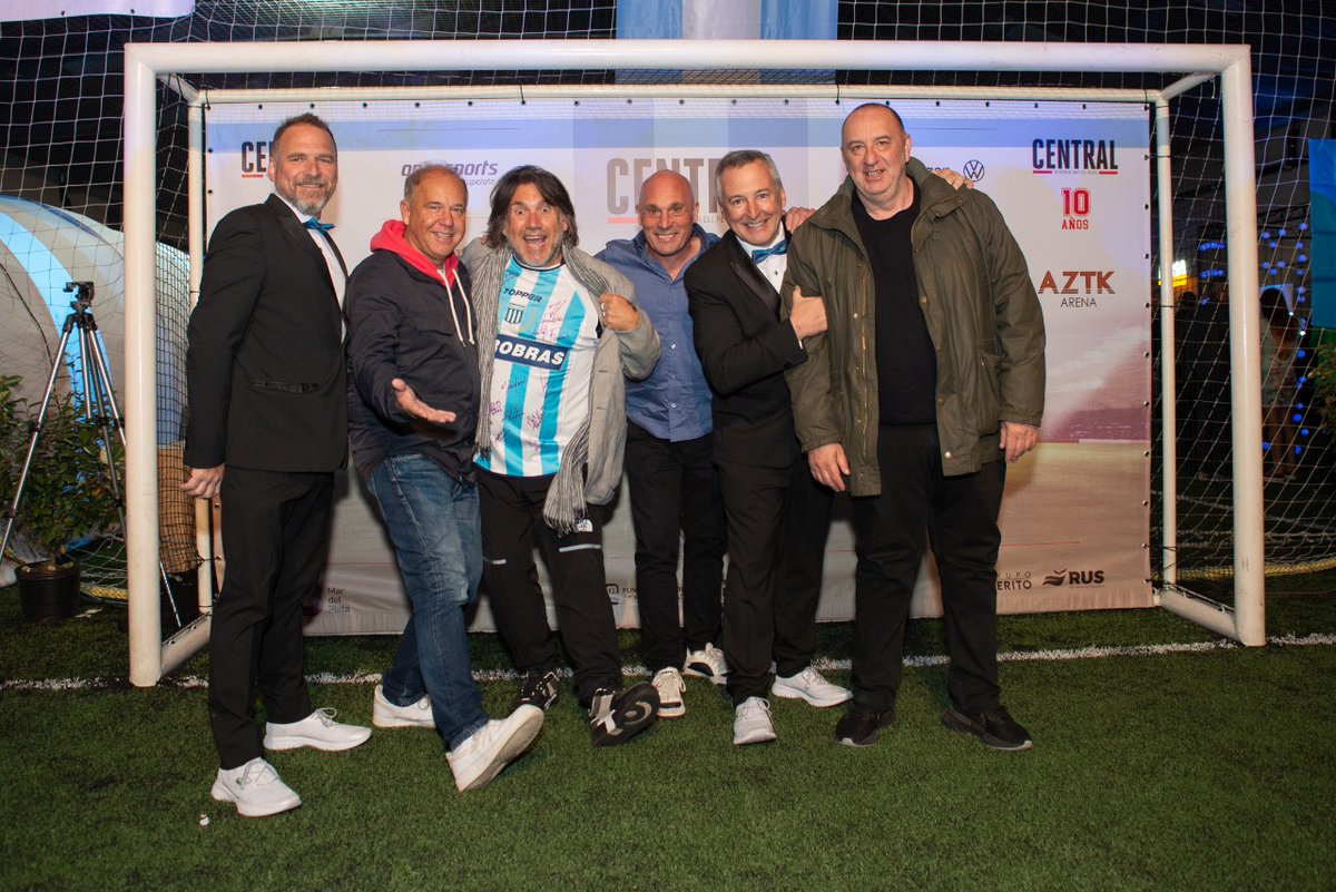 categoría de FOTON ! <a href="/matiascopic/">Matias Copic</a> <a href="/pedrodelbuono/">Pedro Del Buono</a> Pablo Baldini, <a href="/MiguelGabbin/">Miguel Gabbin</a> y Javier Zucker en la Celebración de los #10 años de <a href="/RevistaCentral1/">Revista Central</a> 

buena tarde para todos  !

#VamosMardelPlata👍🇦🇷

<a href="/naproducciones/">NA Producciones</a> <a href="/javierzuckerman/">Javier</a> <a href="/pepebasko/">PEPE BASKO</a> <a href="/carinabadino/">Cɑrinɑ Bɑdino</a> 
@agenciamonita