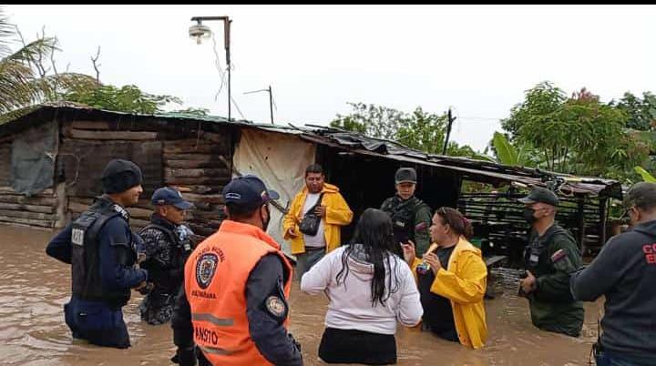 HFVZLALARA's tweet photo. Las inundaciones de varios sectores ocurridas hoy en Sarare y La Miel en el municipio Simón Planas del Estado Lara   nos da la razón en la exigencia de un plan de Prevención y un Plan de Contingencia que hasta ahora se desconoce por parte del gobierno regional y nacional https://t.co/Hi5JcN0dtb