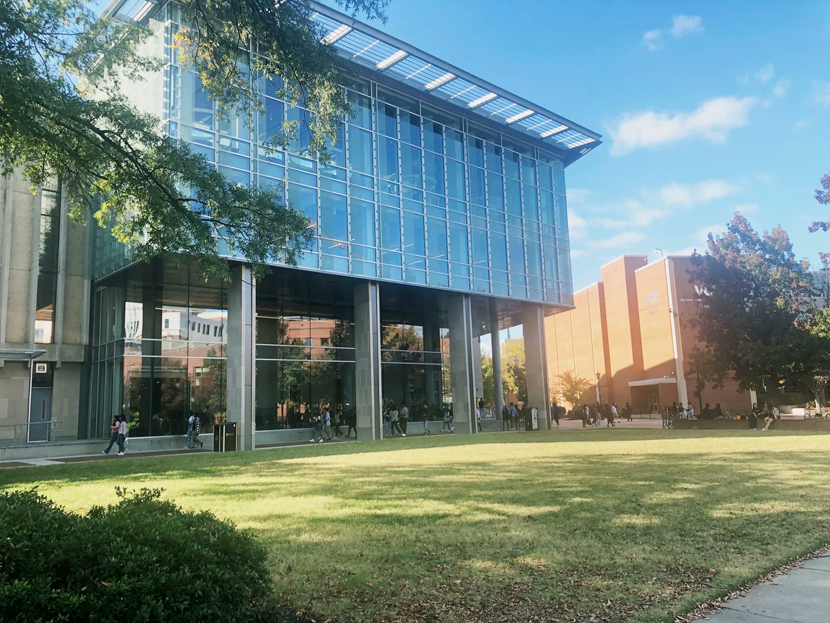 VCU_SAC's tweet image. Weekly Tradition: Enjoy the beautiful Fall weather on the Cabell Library lawn! Cabell Library lawn is a great space to spend downtime with friends. It’s not uncommon to see students take advantage of nice weather by playing music, slacklining, or throwing a frisbee on the lawn.