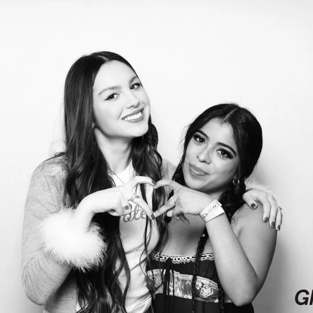 olivsheart's tweet photo. Olivia Rodrigo with fans today at her meet and greet at the Glossier store in Los Angeles!! 🤍 https://t.co/FPn0hre5fT