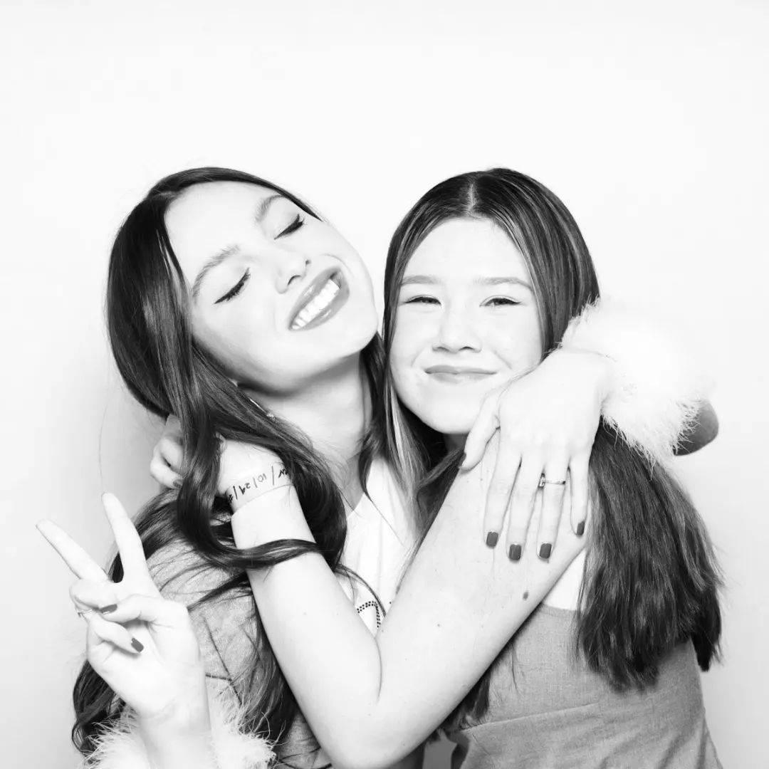 olivsheart's tweet photo. Olivia Rodrigo with fans today at her meet and greet at the Glossier store in Los Angeles!! 🤍 https://t.co/FPn0hre5fT