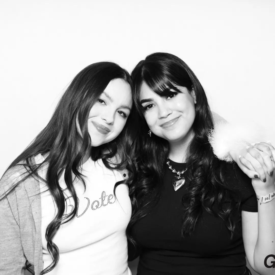 olivsheart's tweet photo. Olivia Rodrigo with fans today at her meet and greet at the Glossier store in Los Angeles!! 🤍 https://t.co/FPn0hre5fT