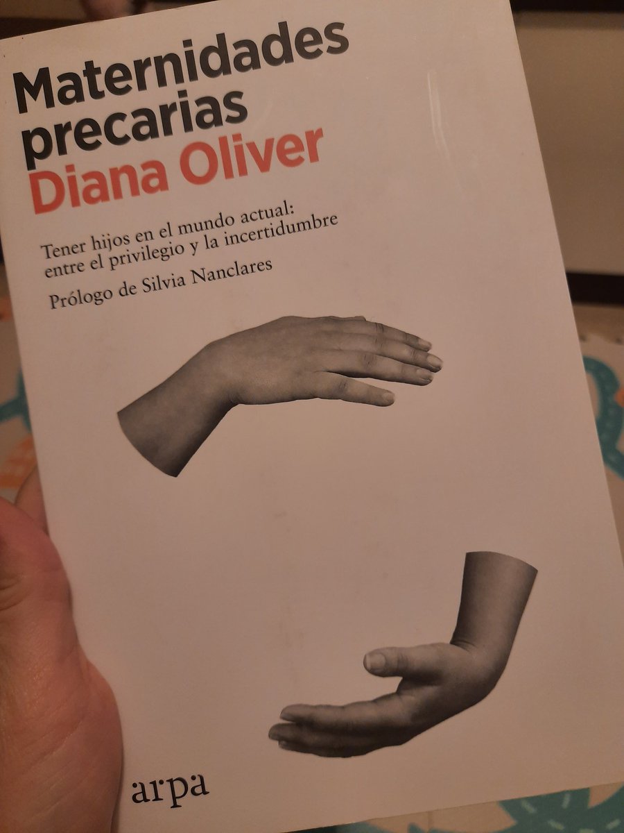 anatauste_'s tweet photo. Mi última lectura: "Maternidades precarias". Enhorabuena @Diana_Oliver por escribir tan deliciosamente -nadie diría que lo has escrito con las interrupciones propias de la maternidad- un libro sobre este tema. Su lectura debería ser obligatoria, no me cansaré de recomendarlo 😉. https://t.co/xlDZ04G9TS