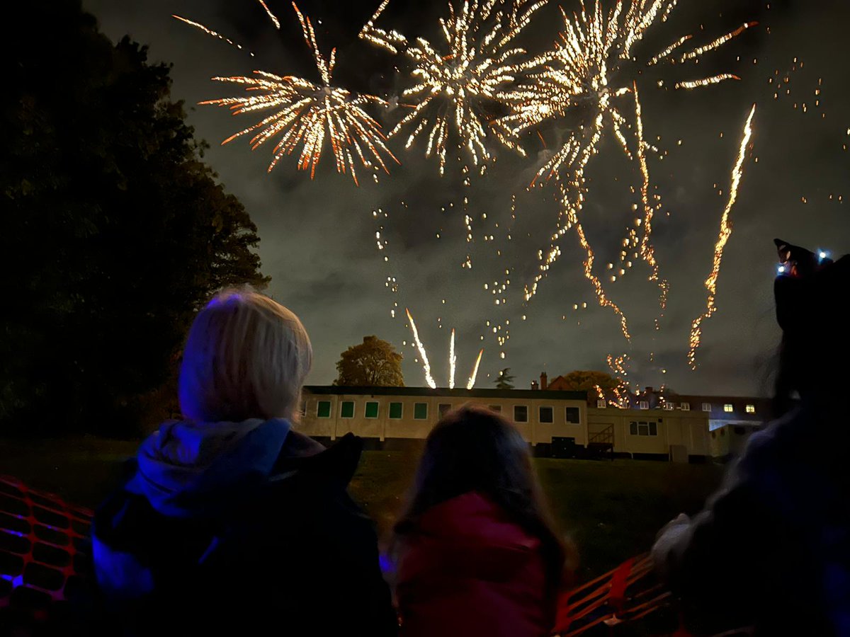 GregoryStafford's tweet image. Wonderful fireworks display on Friday evening in the grounds of local #HangerHill #Ealing school @staugustinesp. Thanks to all the teachers, parents and pupils who made the occasion possible. #SmallOne and #SmallerOne really enjoyed themselves.