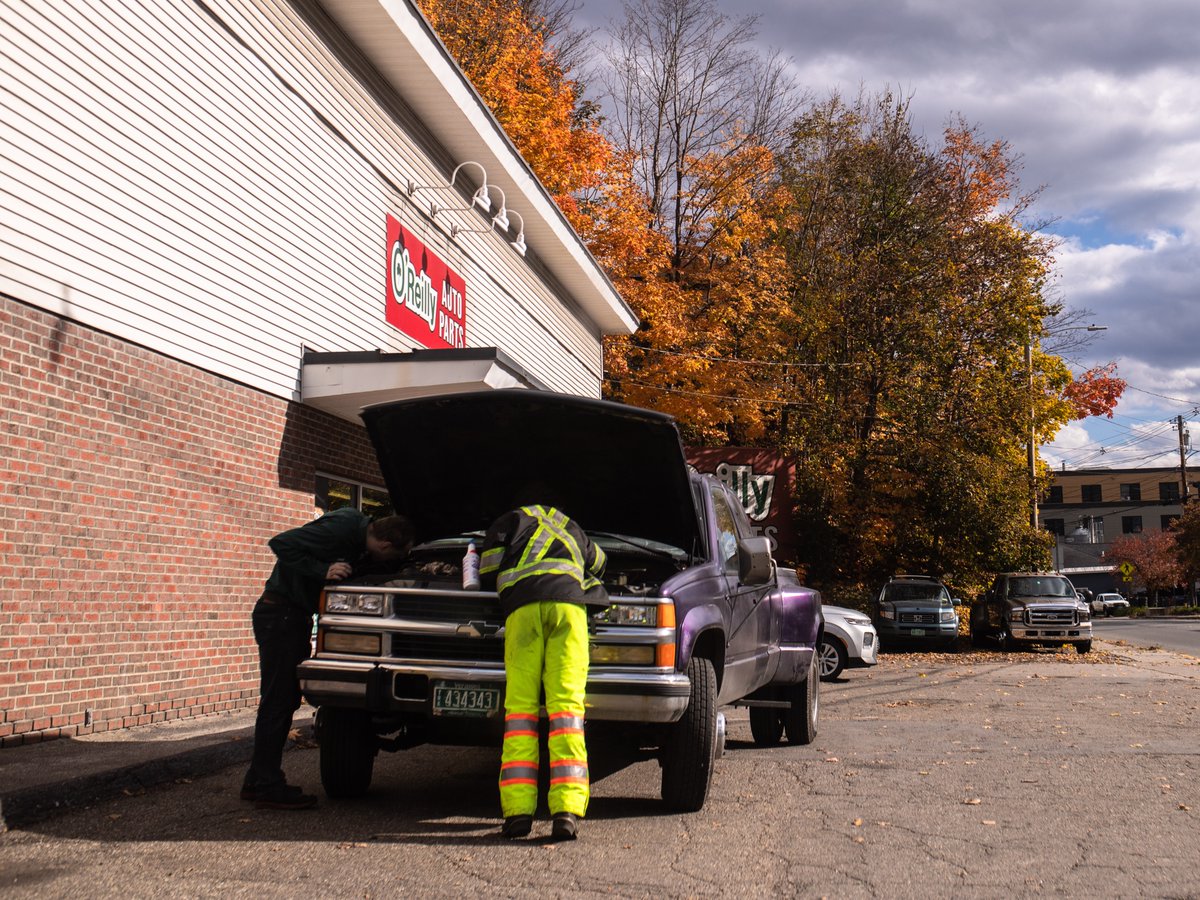 fotogosaurus's tweet photo. under the hood https://t.co/dyD0mkgMtT #VT #Vermont #NewEngland #InTheStreet #InTheStreets #StreetPhoto #StreetPhotography #pickUp #PickUpTruck #downtown #fix #TuneUp #UnderTheHood #repair #AtWork #Working #turningOver #Sigma #Canon https://t.co/LaCJNQoPvK
