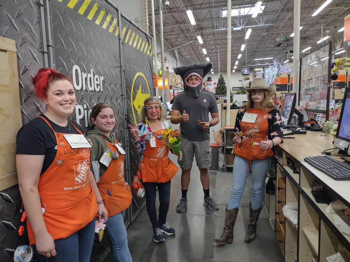 CarolenePinn's tweet photo. Best Boss's Day ever! My team is amazing 😎🧡🎉 https://t.co/RrVbtgcETg