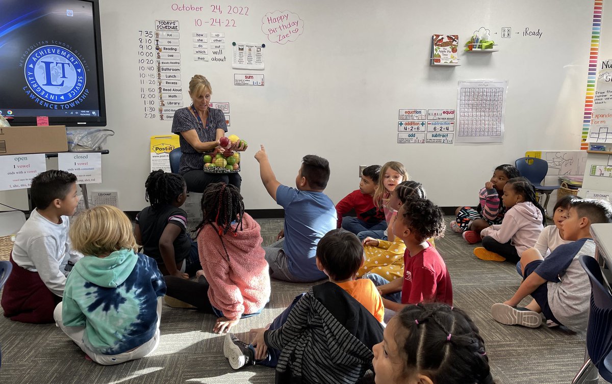 MissCarrGrade1's tweet photo. Today we had a special visitor teach us about different types of apples and our taste buds! We used our 5 senses to observe the different types of apples, then voted for our favorite one. Thank you to Mrs. Constantine for such a fun lesson! https://t.co/3i077R7Qd4