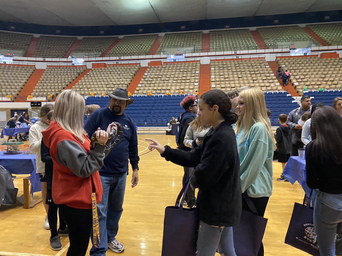 AUMNH2's tweet photo. Our staff had a blast last Thursday at #DestinationSTEM teaching students about the wonders of biomimicry. Thanks @COSAMOutreach for hosting this amazing event! https://t.co/TAbZGeEO8n