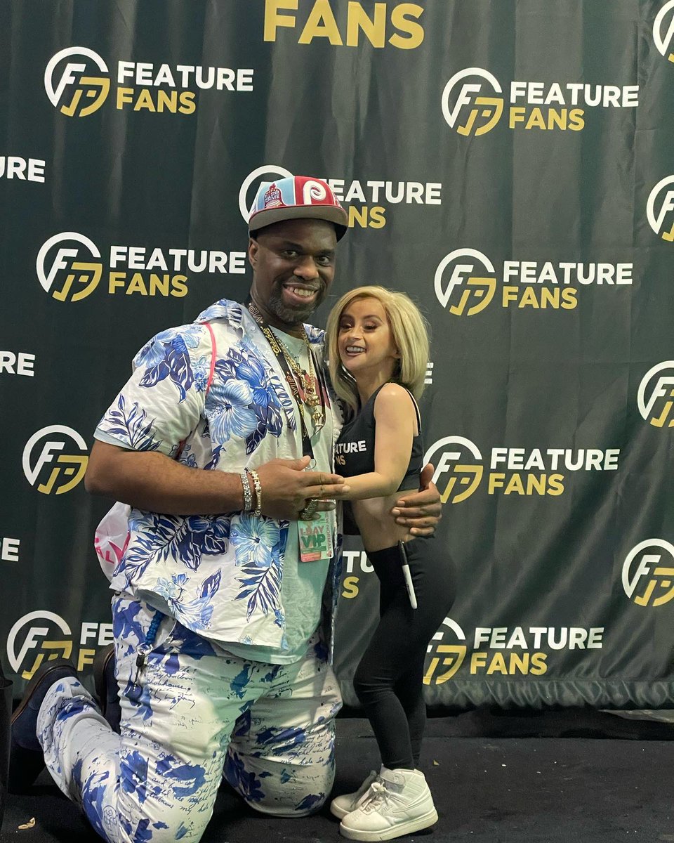 Adamsbluedog1's tweet photo. @TinyTexie It was so wonderful meeting you @EXXXOTICA you are so cute and a lot smaller then I thought you were I hope to see you again and see you dance #tinytexie #smallandcute #funsize https://t.co/QFoeE7aTsn