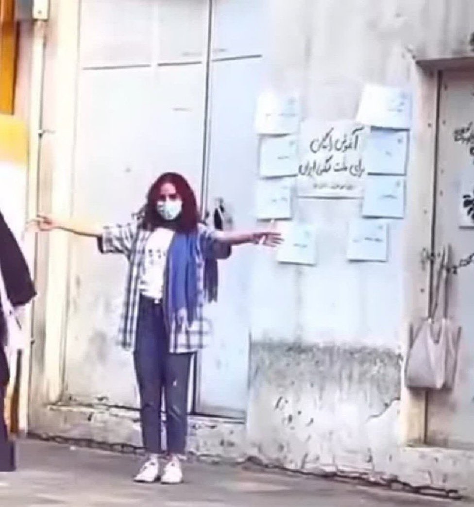 جانِ برادر، تو خریدنی نیستی که بخواهی رایگان باشی. رایگان یا پولی بودن، مفروضِ کالا بودن چیزیست که تو نیستی. مهم نیست این تفکری که شما را"خریدنی" میخواهد از کجاست، از هرکجا باشد از آن بیزارم
وقتی وصف رایگان به کار میبری
یعنی پذیرفتی که این آغوش می‌توانست پولی باشد
توکالانیستی....