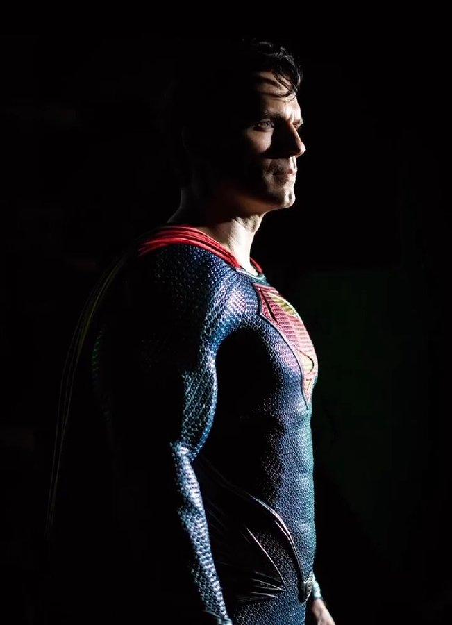 efoficial_'s tweet photo. O ator Henry Cavill anunciou oficialmente o seu retorno como Superman em uma publicação em seu perfil no Instagram.

"Uma pequena amostra do que está por vir. O amanhecer da esperança renovado. Obrigado pela paciência, seremos recompensados."

Seja muito bem-vindo de volta! https://t.co/LnU2Ki0y8V