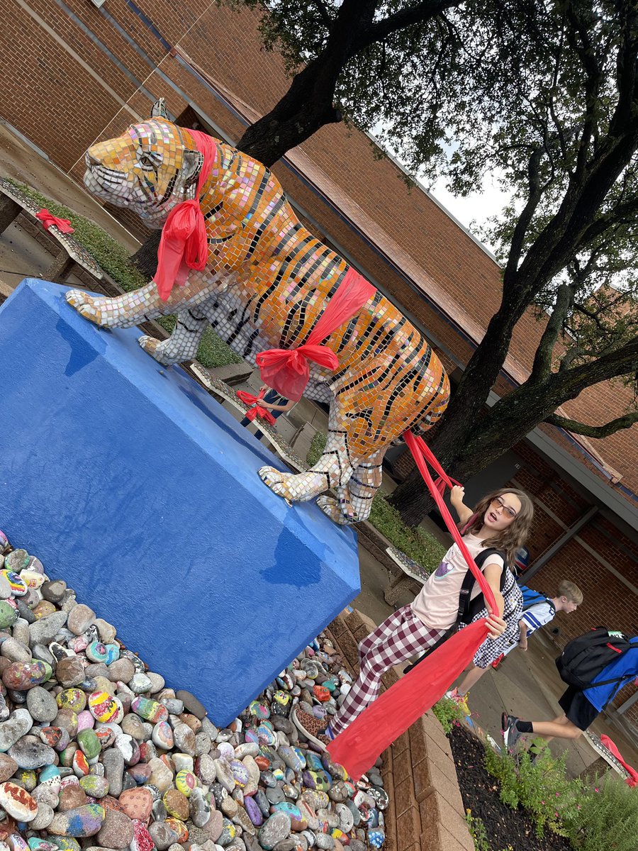 OCTTGreen's tweet photo. STUCO getting us in the spirit for Red Ribbon Week! 🎈‼️💥 #OCT4u #campOCT https://t.co/hu5b1Df7aR