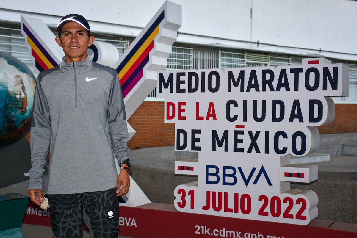El corredor 🇲🇽, José Luis Santana Marín recibió su premio económico del Medio Maratón de la CDMX @BBVA_Mex 2022 en las instalaciones del INDEPORTE. ¡Felicidades! 🙌🏽