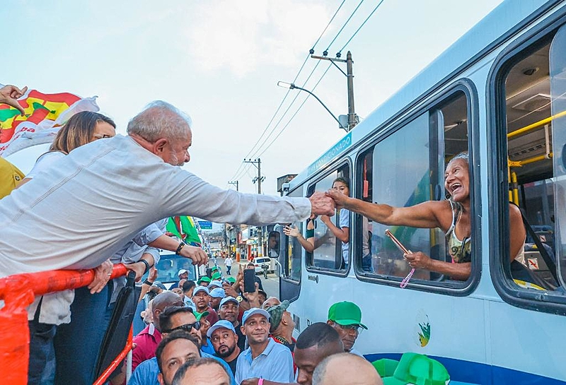 brasildefato_en's tweet photo. 🇧🇷🗳️ Atlas shows that Lula's advantage over Bolsonaro is growing: 53% to 47% of the valid votes
Survey shows positive oscillation in the voting intentions of the PT candidate and negative for the current president
#BrazilDecides📷Ricardo Stuckert https://t.co/fF30HrRwCT